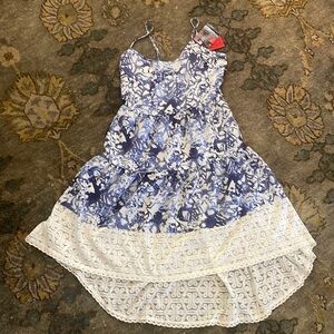 Hi-lo lace border dress. Size medium.